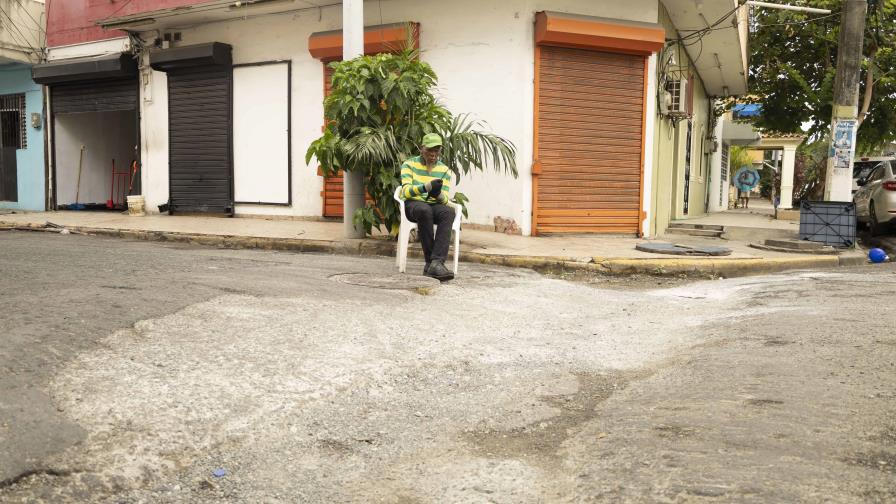 El badén daña boompers de la calle Juan de Morfa