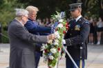 La visita de Trump al cementerio de Arlington desata una nueva controversia La visita de Trump al cementerio de Arlington desata una nueva controversia