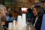 Kamala Harris aventaja con 16 puntos a Trump entre los votantes latinos, según una encuesta Kamala Harris aventaja con 16 puntos a Trump entre los votantes latinos, según una encuesta