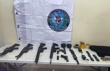 El Ministerio Público y el Dintel decomisan varios fusiles y otras armas en Peravia