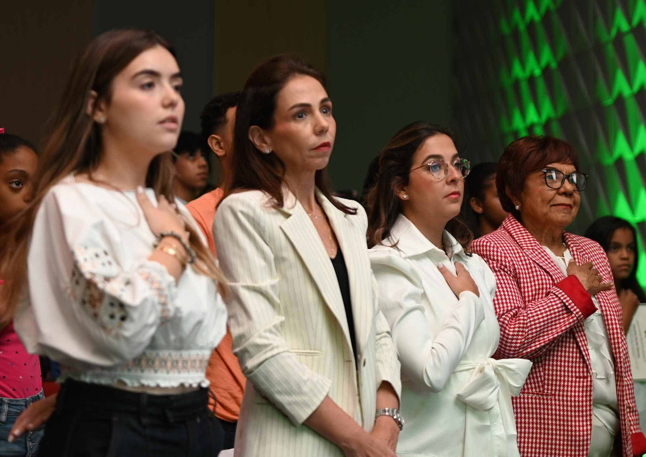 Cristina Feris, Isabel González, Amalia Vega y Fiordaliza Pérez.