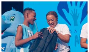 Cantante cristiana Nancy Amancio entrega útiles escolares a niños de Santo Domingo Este