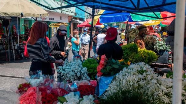 Los extranjeros se concentran sobre todo en la calle Del Monte y Tejada, donde venden flores, ropas nuevas y usadas. 