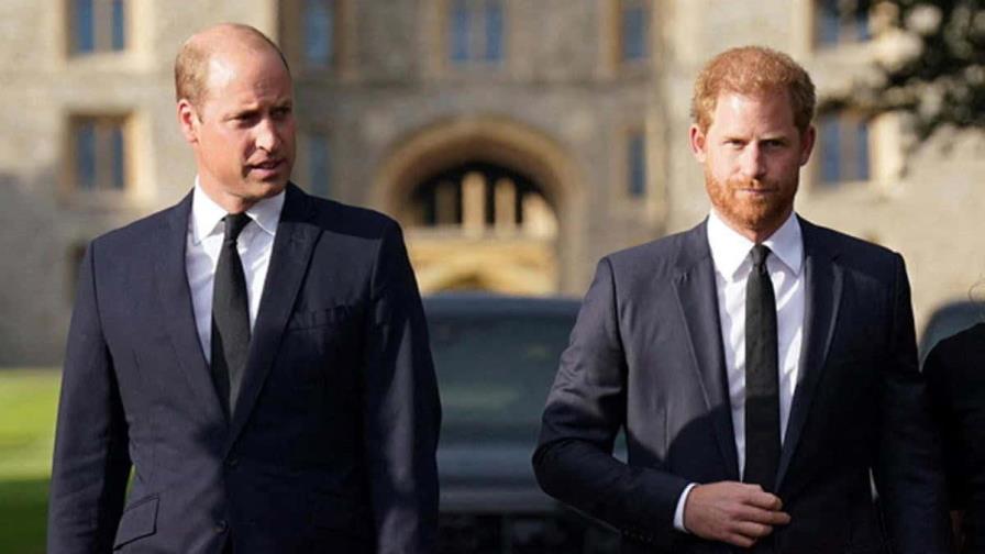 Los príncipes William y Harry, juntos en el funeral del cuñado de su madre