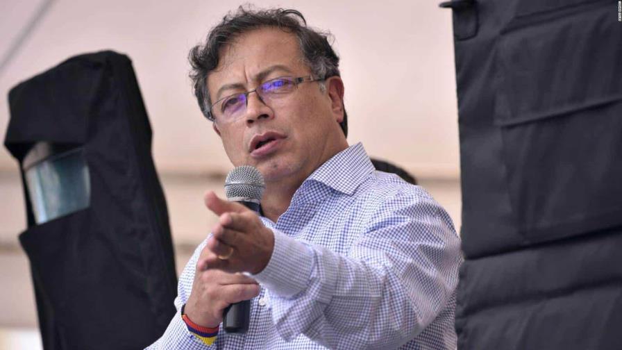 Presidente colombiano desautoriza entrada de aviones EE.UU. con deportados sin trato digno