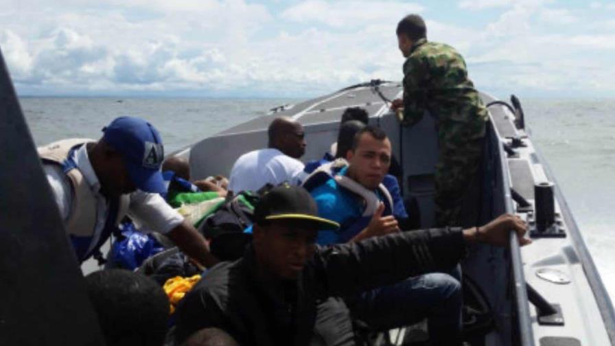 Roban y lanzan al mar a 16 viajeros que iban en una embarcación en el Pacífico colombiano