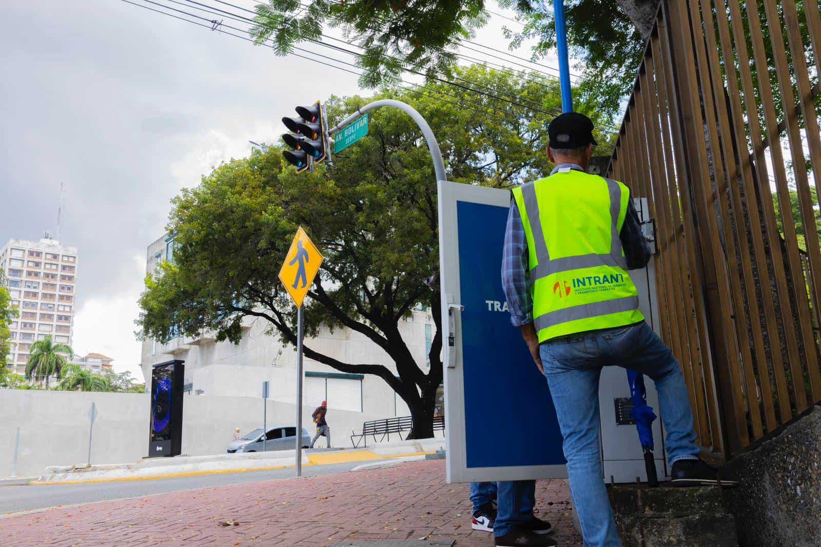 Técnicos reparando semáforo en la avenida Bolívar.