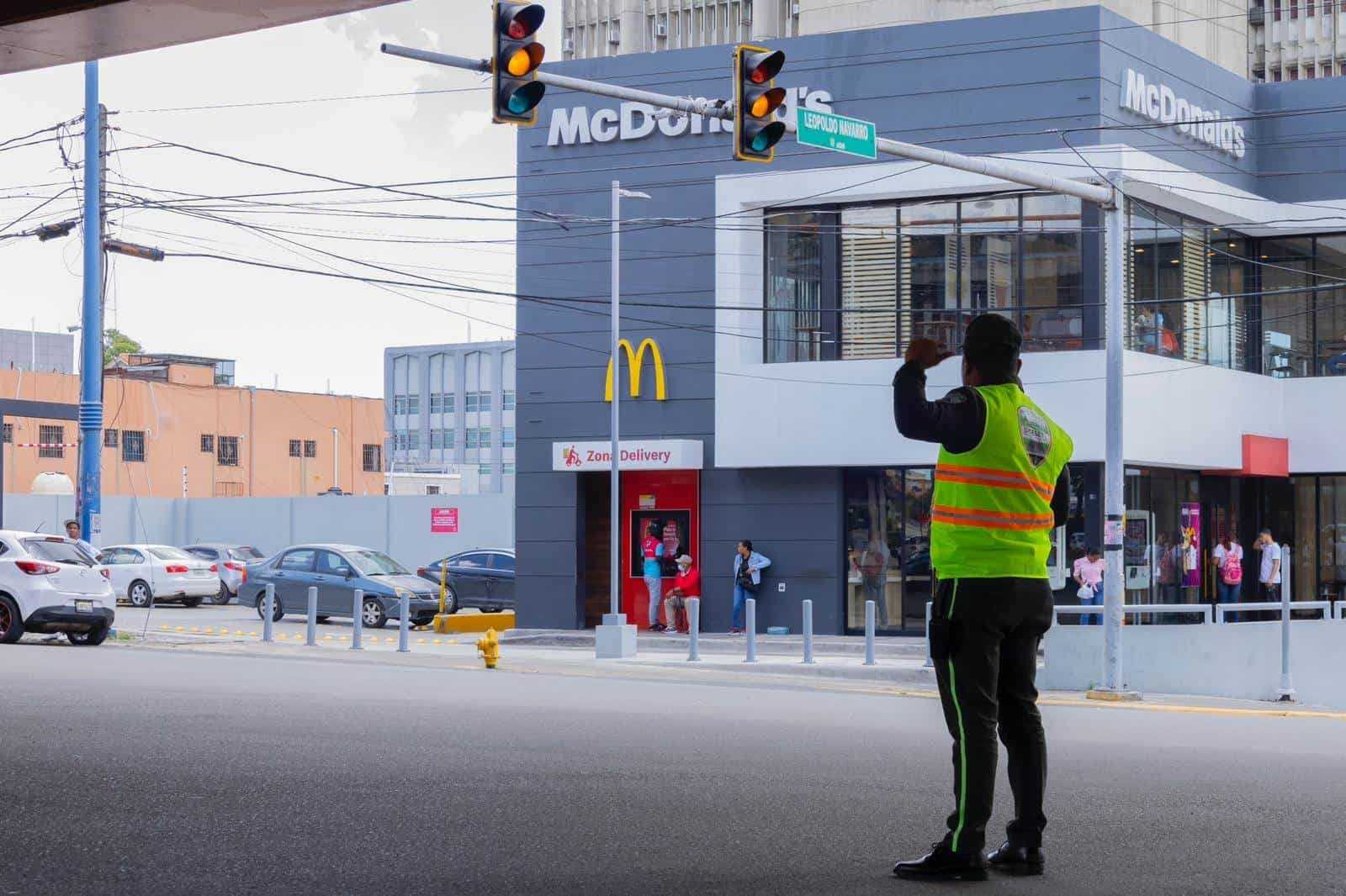 Digesett controlando el tránsito en la avenida 27 de Febrero esquina Federico Henríquez y Carvajal