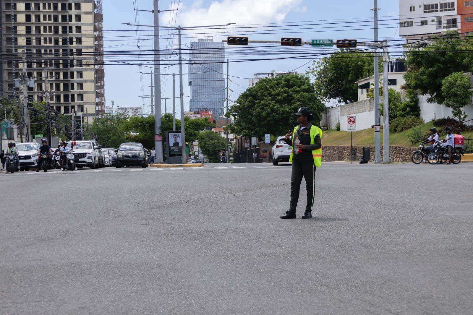 Semáforos de la avenida 27 de Febrero esquina José Núñez de Cáceres.