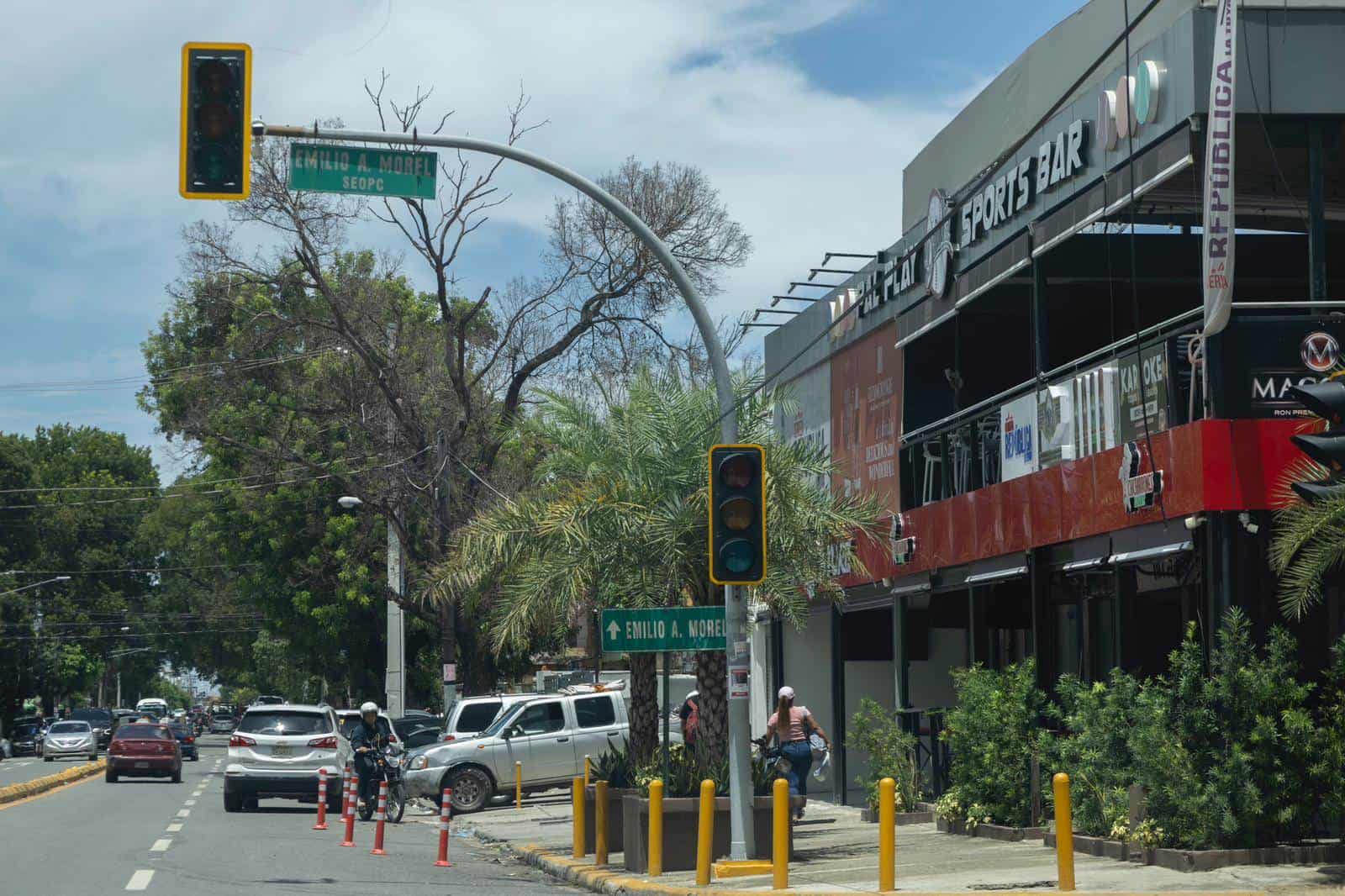 Semáforo de la avenida Tiradentes con Emilio A. Morel.