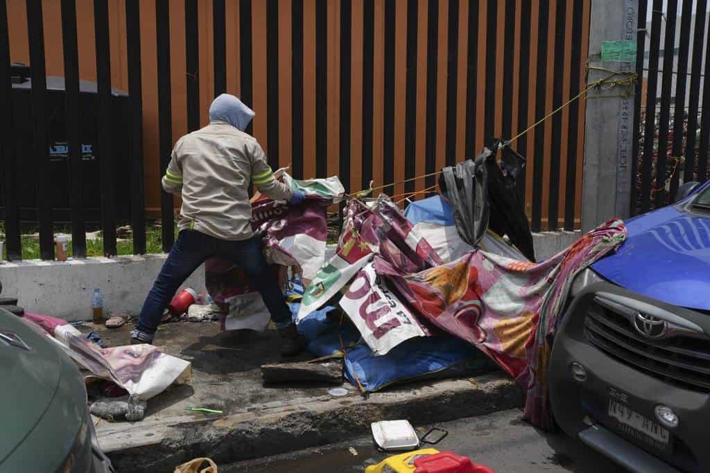 Empleados de la ciudad desmantelan un campamento abandonado conocido como Pequeña Haití, el viernes 5 de julio de 2024, en el vecindario de Tláhuac, en Ciudad de México. 