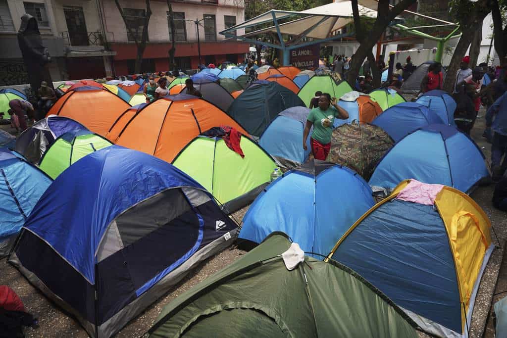 Migrantes haitianos acampan en la plaza Giordano Bruno, el 18 de mayo de 2023, en la colonia Juárez, de Ciudad de México.