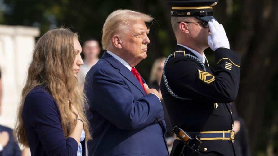 Trump emite comunicado de familias de militares caídos que defiende visita a cementerio de Arlington