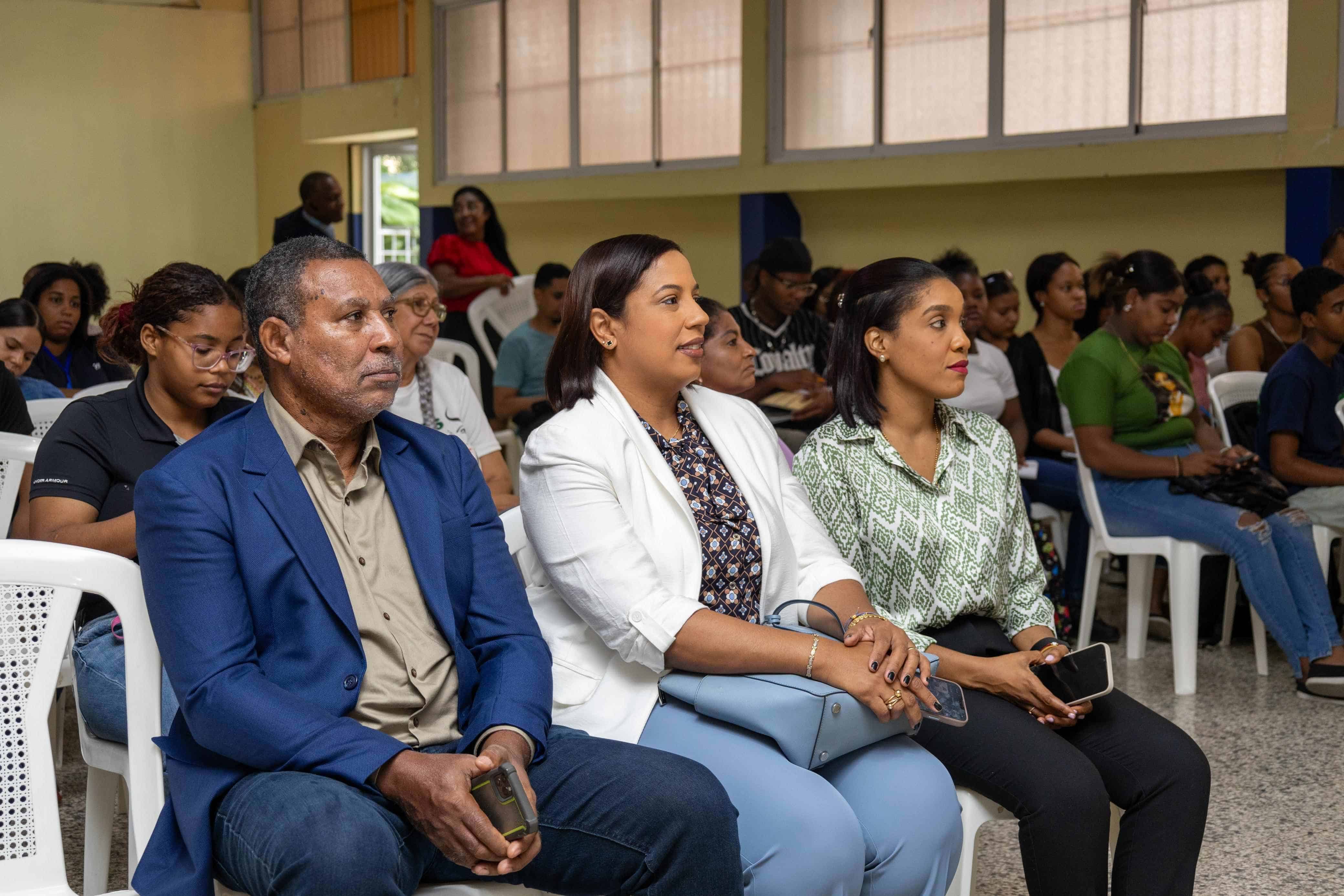 Participantes en exposición. 