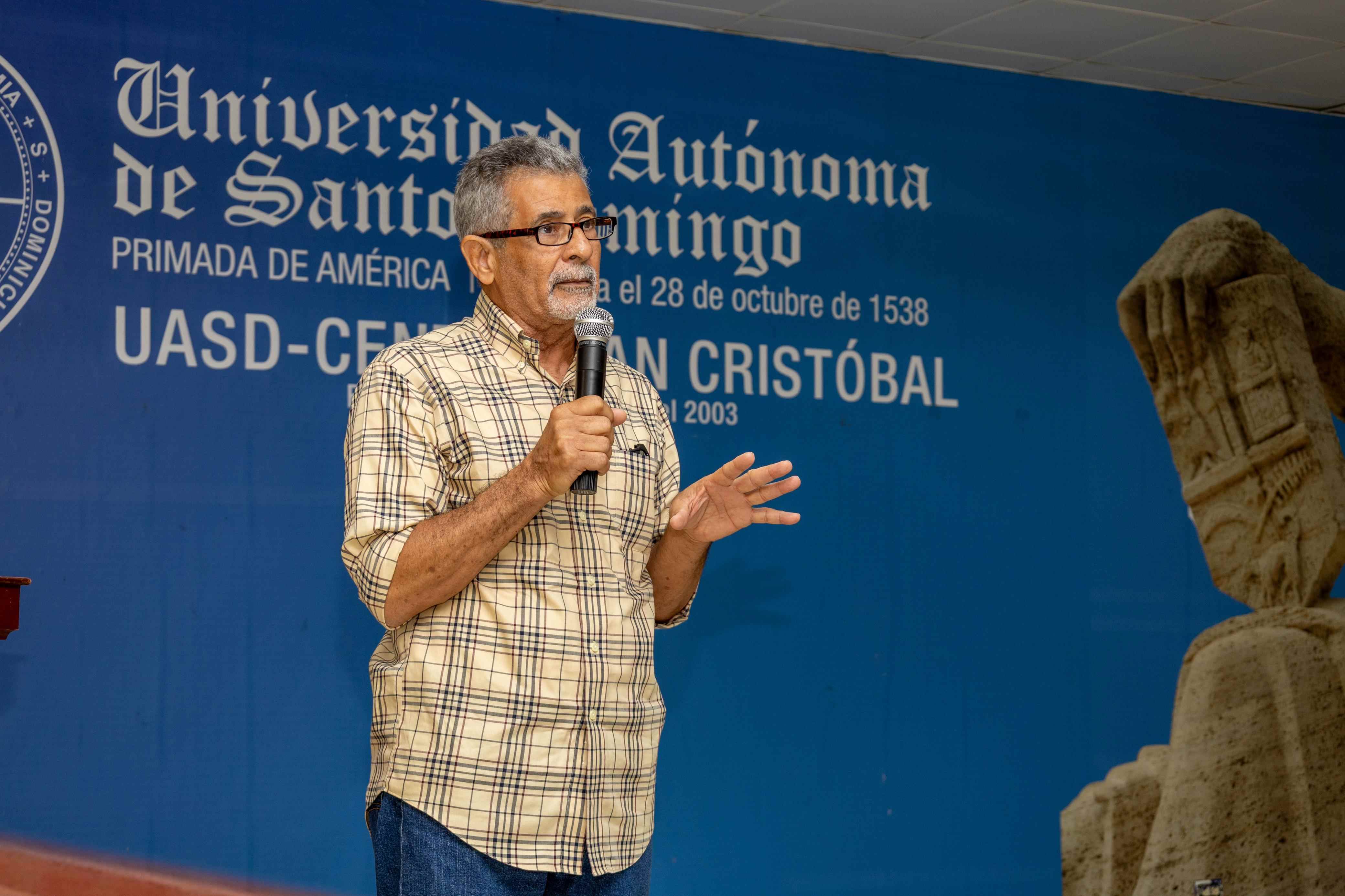 Domingo Abreu durante exposición