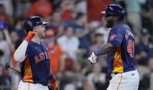 Álvarez jonronea 2 veces y Astros completan barrida ante Reales