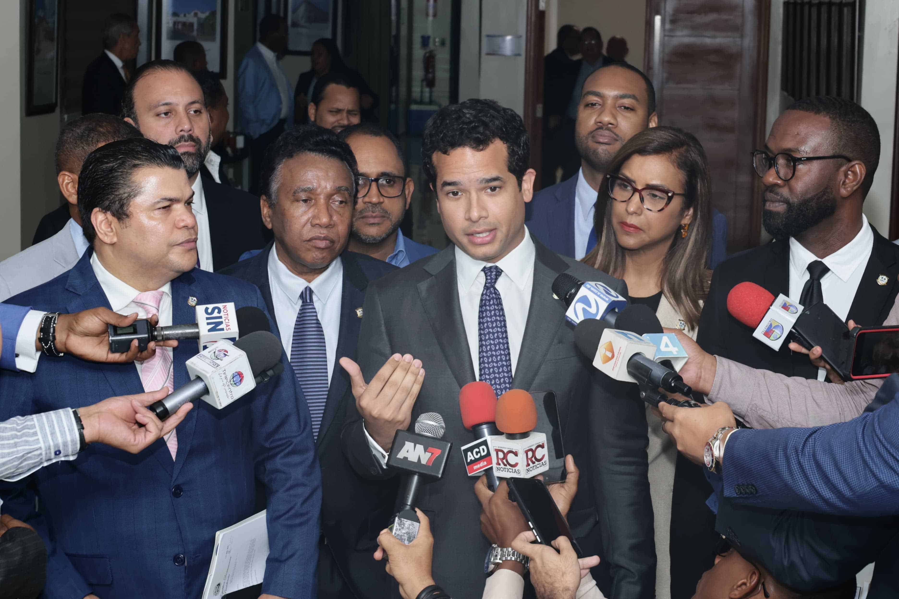 Omar Fernández fungió de vocero de la comisión bicameral. 