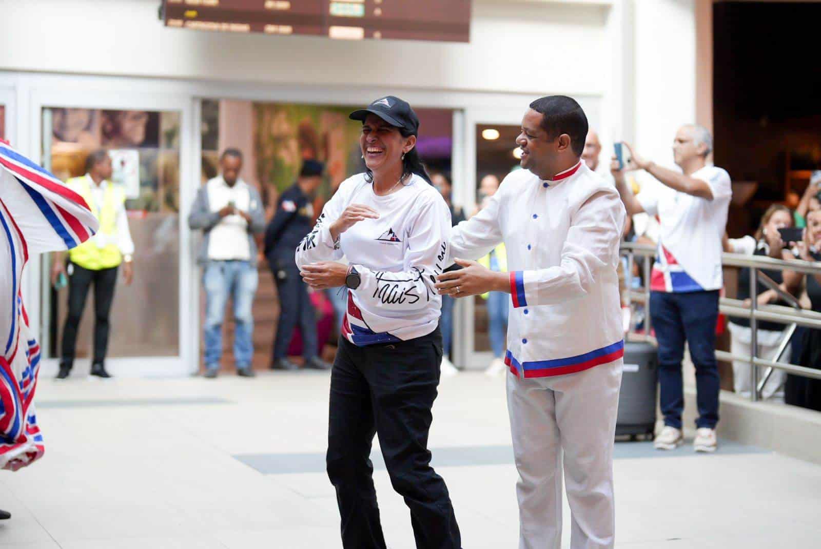 Thais Herrera, bailando en su llegada al aeropuerto de Las Américas, en Santo Domingo.