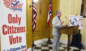 El voto ilegal de no ciudadanos es raro, pero republicanos lo están convirtiendo en un problema