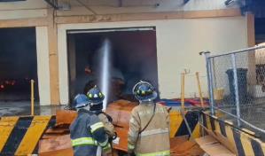 Fuego afecta nave de zona franca en Moca desde tempranas horas de la mañana