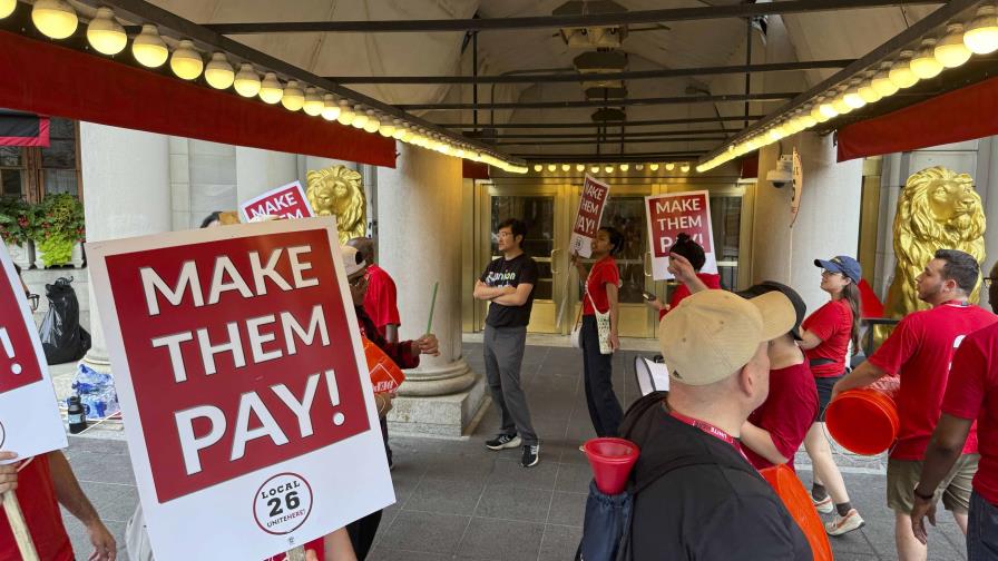 Más de 10,000 trabajadores de 25 hoteles de EE. UU. se declaran en huelga durante feriado