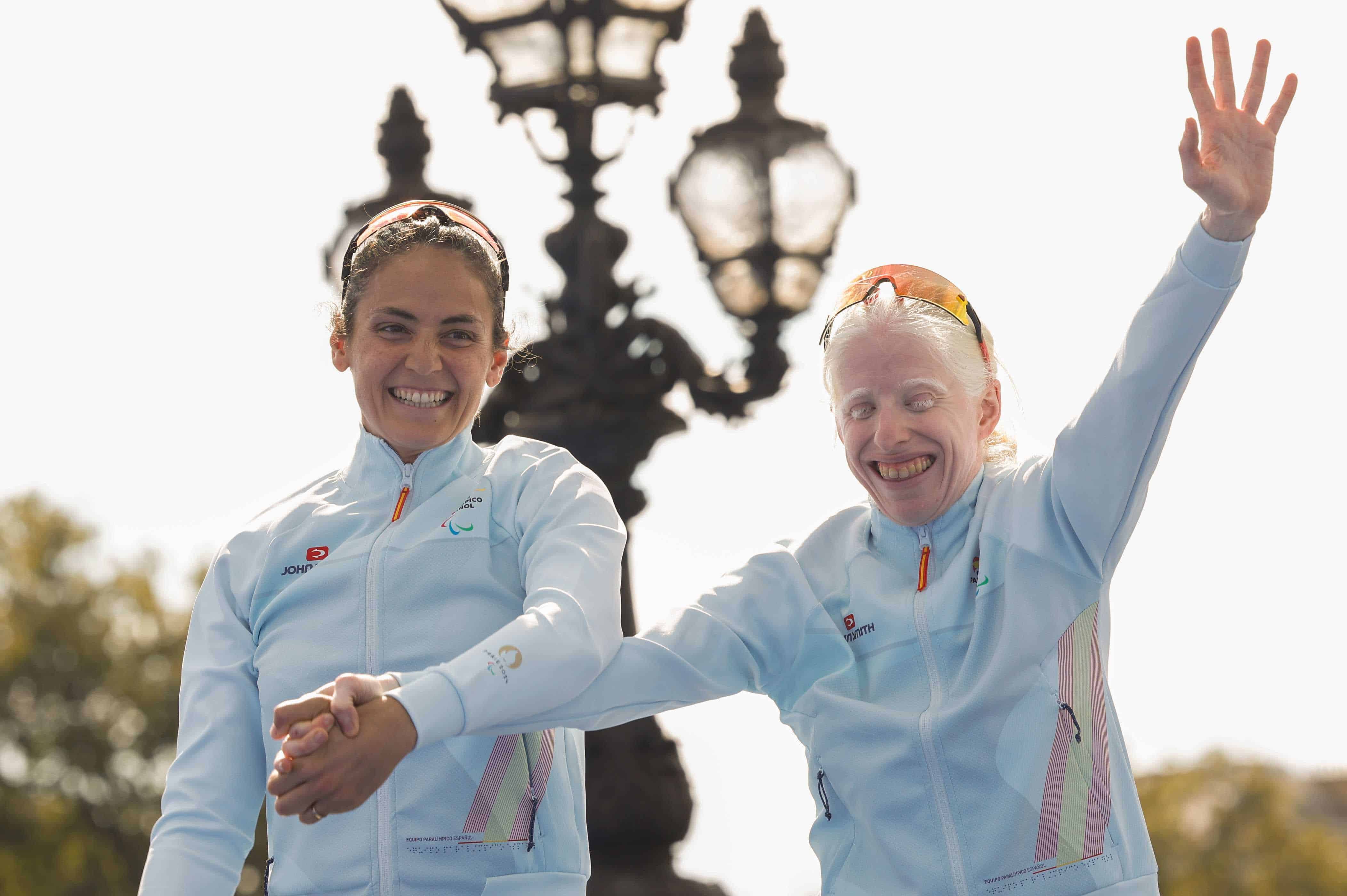 La atleta española Susana Rodríguez (d) en el podio junto a su guía Sara, tras haber conseguido la medalla de oro en la especialidad en triatlón, este lunes en los Juegos Paralímpicos París 2024.