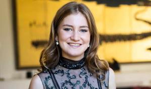 La princesa Isabel intriga a B&eacute;lgica al aparecer acompa&ntilde;ada de un joven en una boda