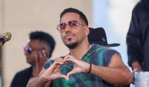 Video | Romeo Santos sube por primera vez a su hijo mayor al escenario por un motivo muy especial