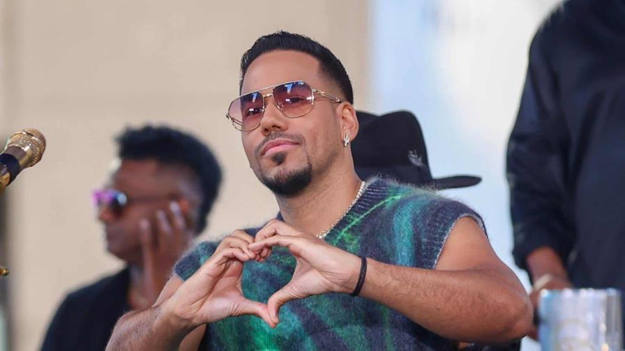 Video | Romeo Santos sube por primera vez a su hijo mayor al escenario por un motivo muy especial