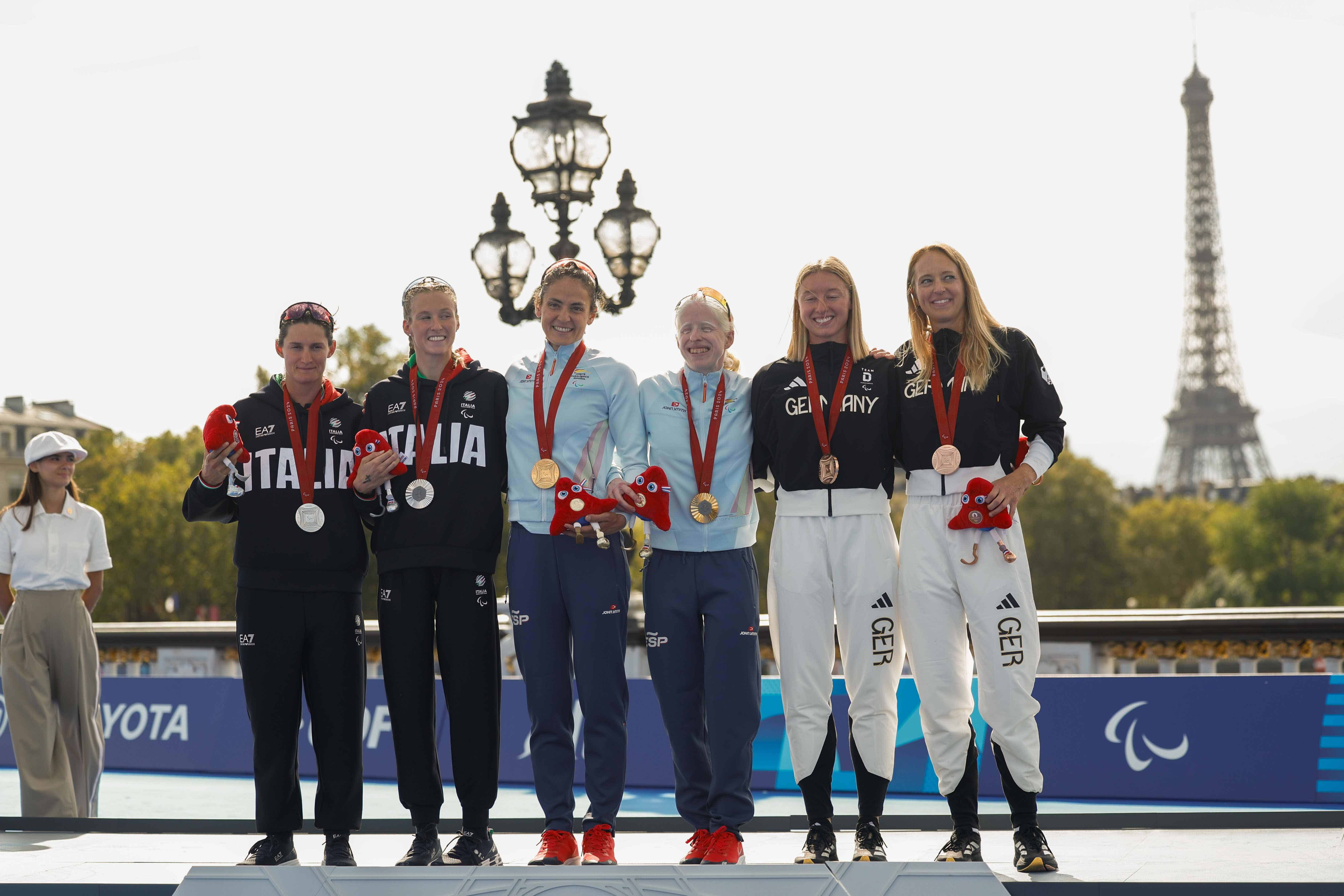  La atleta española Susana Rodríguez (3d) en el podio junto a su guía Sara (3i) y representantes de Italia y Alemania, tras haber conseguido la medalla de oro en la especialidad en triatlón, este lunes 2 de septiembre de 2024 en los Juegos Paralímpicos París 2024.