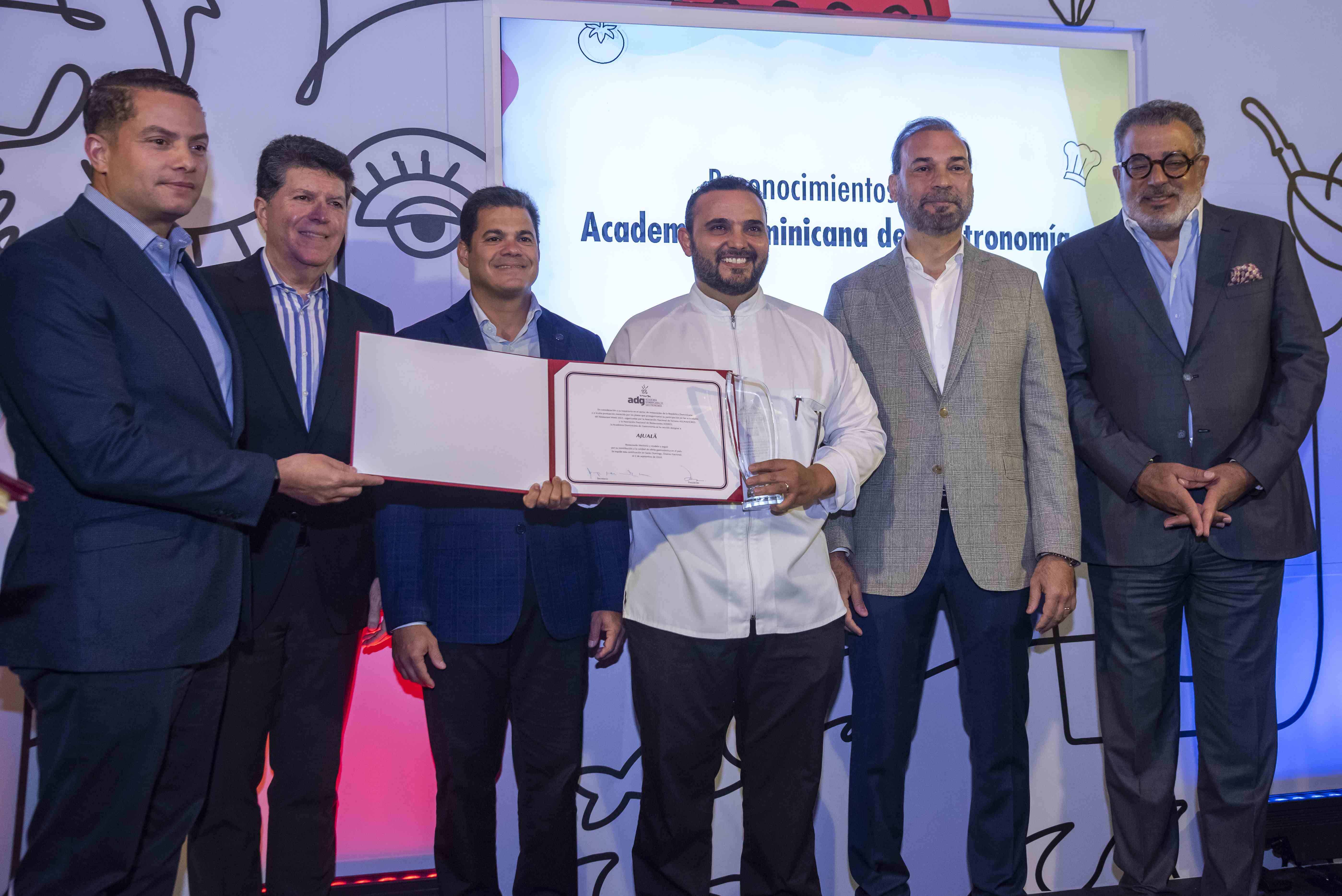 Saverio Stassi recibi el reconocimiento por su restaurante Ajualá.