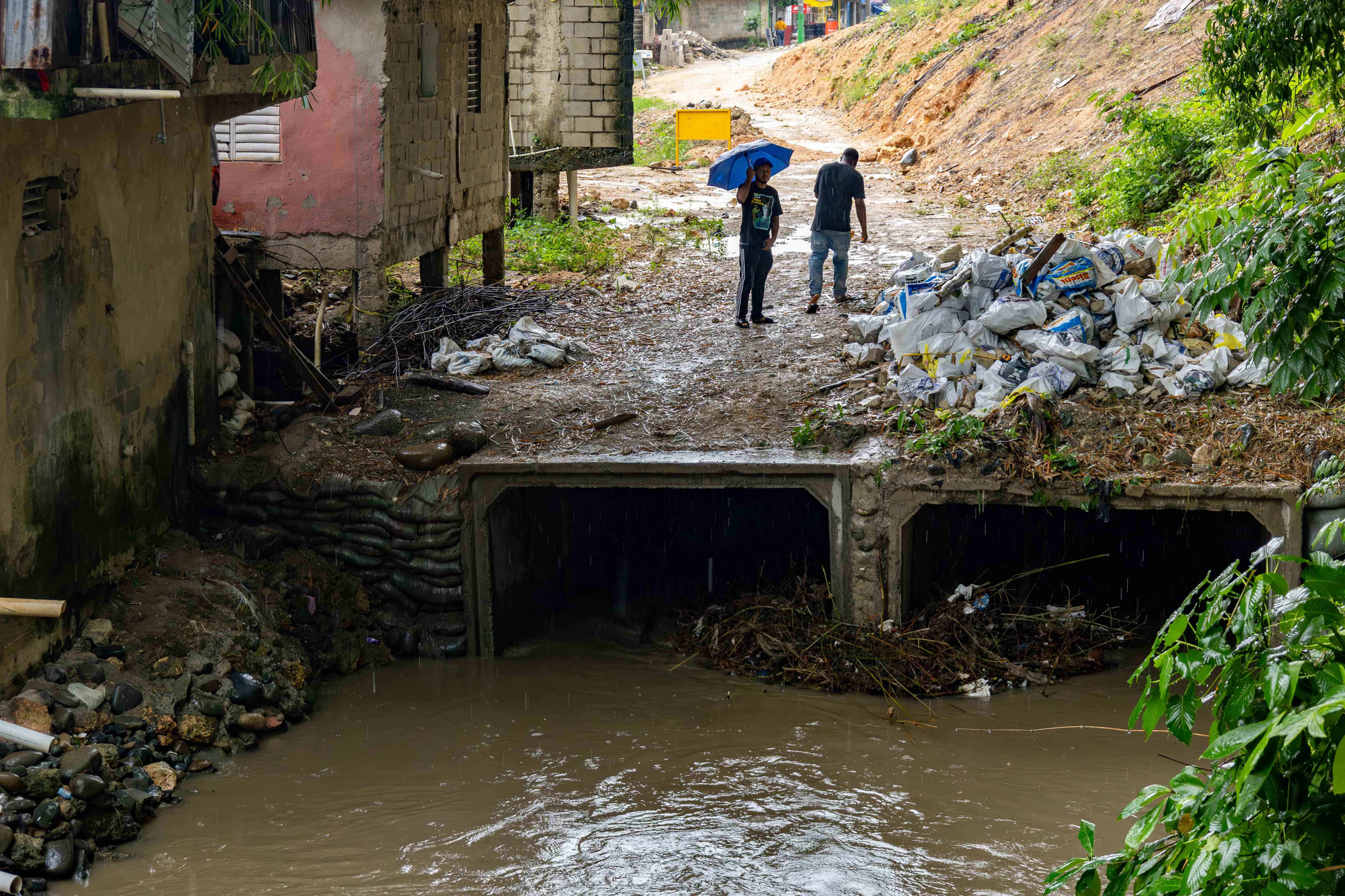 Los troncos y basura que arrastran las aguas se acumulan en este lugar.