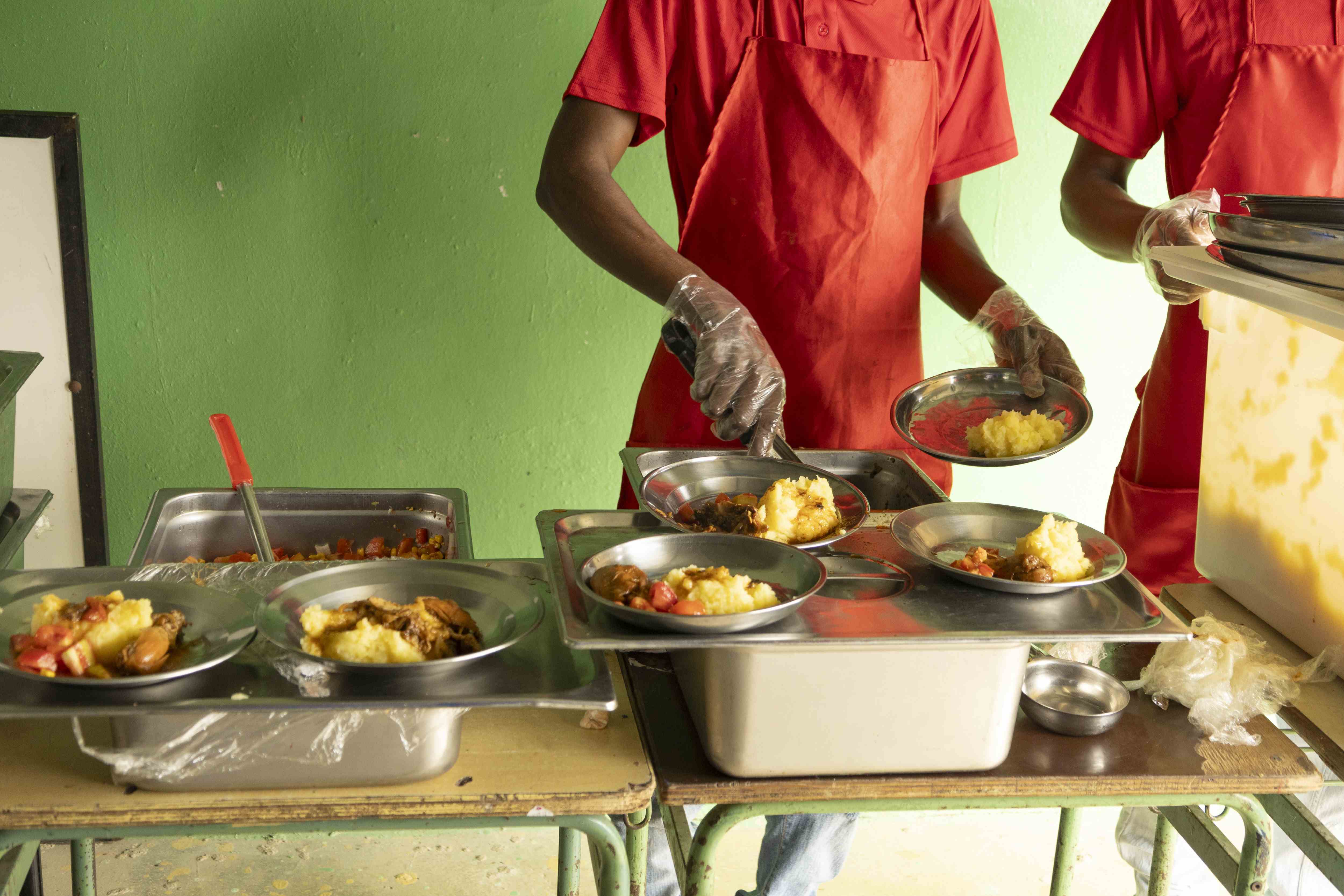 Personal del Inabie sirviendo el almuerzo escolar en el Centro Educativo Padres de la Patria.