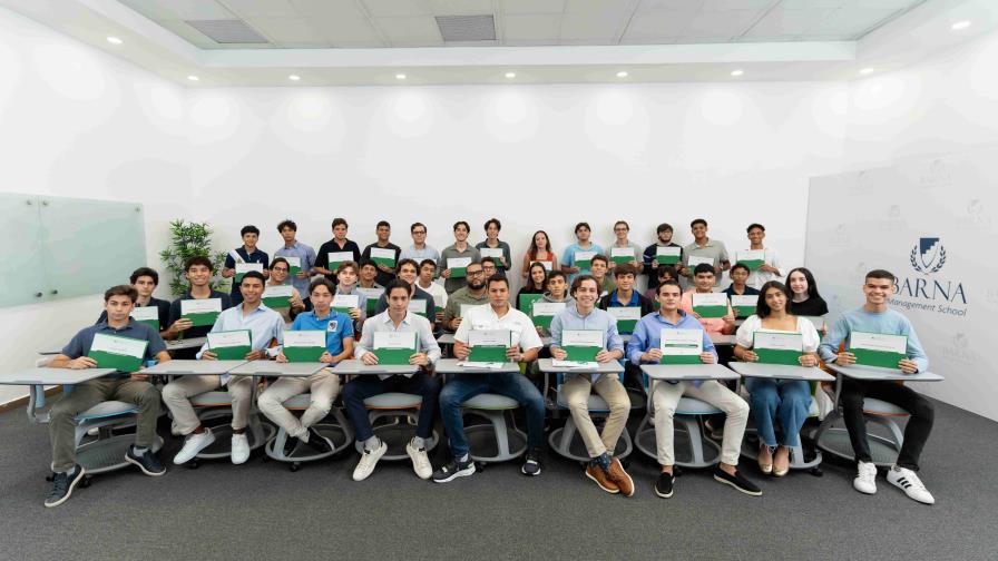 Jóvenes dominicanos participan en un bootcamp financiero de Alpha Inversiones en Barna