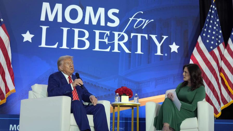 Trump cuestiona aceptación de personas trans y corteja a sus bases en acto de Moms for Liberty