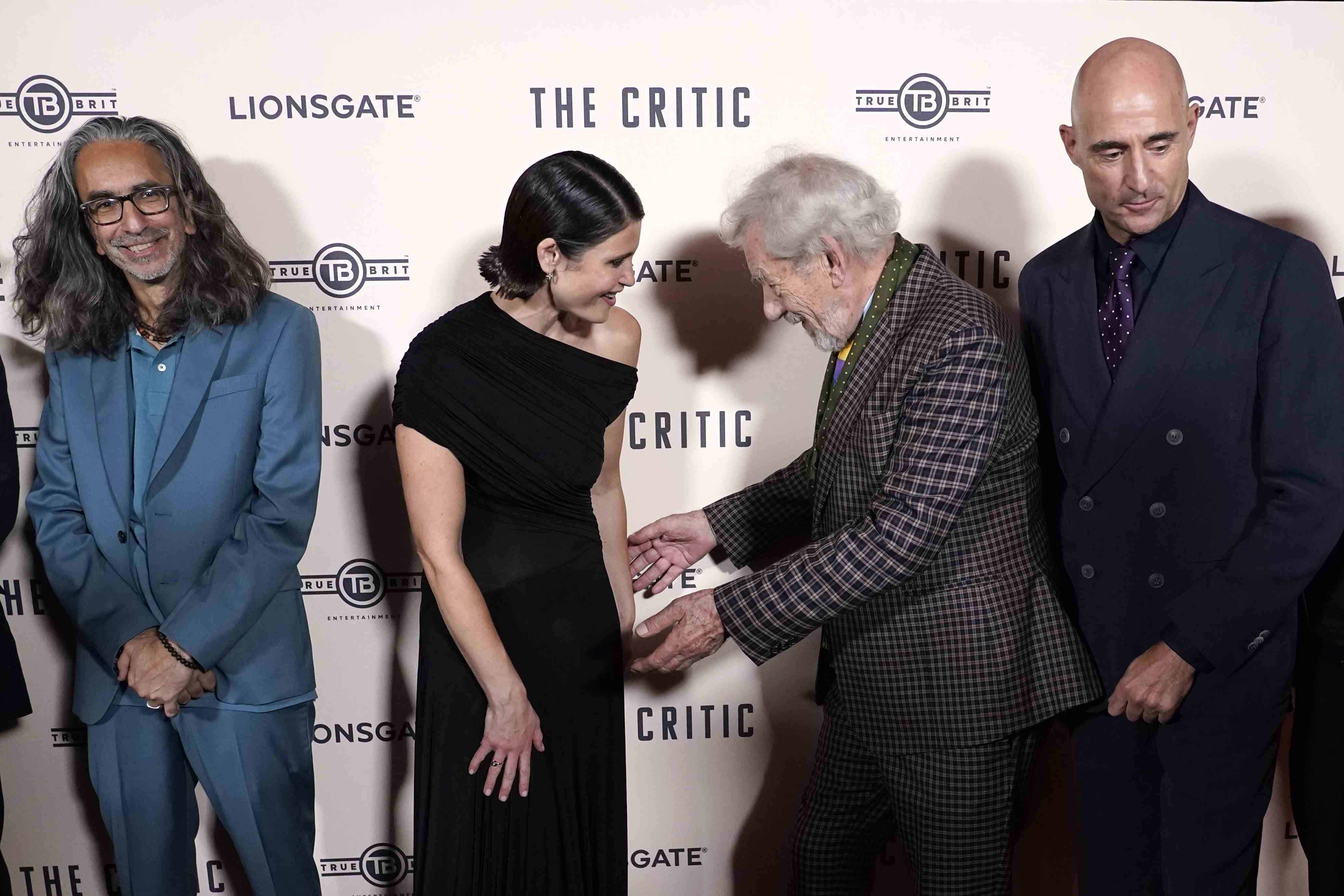 Ian McKellen, centro a la derecha, y Gemma Arterton, centro a la izquierda, posan a su llegada al estreno europeo de The Critic, en Londres, el lunes 2 de septiembre de 2024.