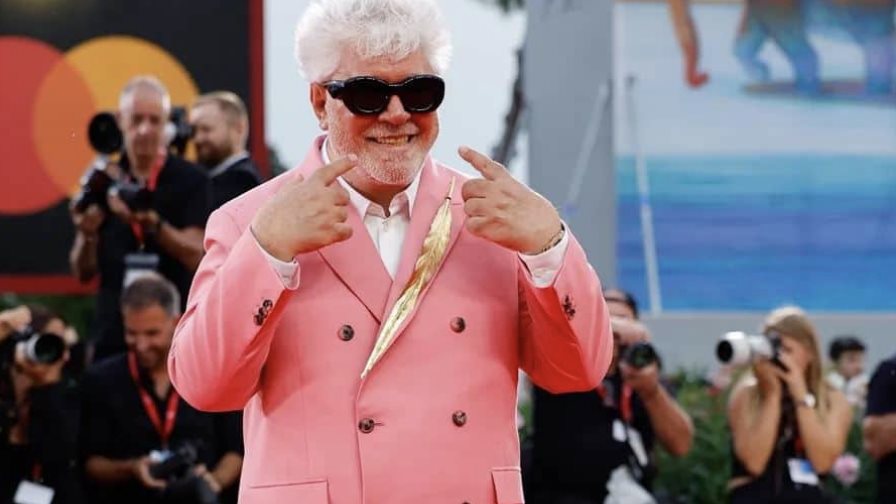 Almodóvar cumple 75 años en un momento dulce, con un León de Oro y un Premio Donostia