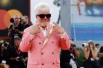 Almodóvar, la sensación de la Mostra, con 17 minutos de aplausos para su filme en inglés Almodóvar, la sensación de la Mostra, con 17 minutos de aplausos para su filme en inglés
