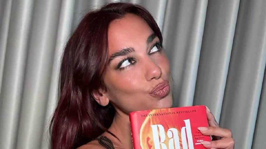 La mala costumbre, el fenómeno editorial internacional que aplauden Almódovar y Dua Lipa