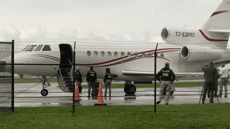 Trump llama estúpidos a los demócratas tras confiscación de avión de Maduro