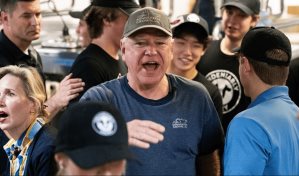 Caravana de Tim Walz sufre accidente en cadena en una carretera, pero él resulta ileso