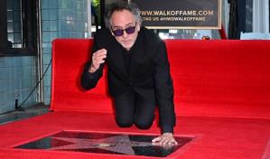 Tim Burton recibe estrella en el Paseo de la Fama de Hollywood