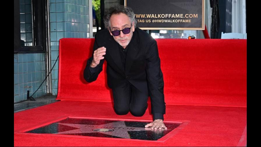 Tim Burton recibe estrella en el Paseo de la Fama de Hollywood