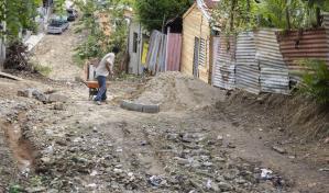 Moradores de Los Alcarrizos reclaman a Obras Públicas la construcción de calles