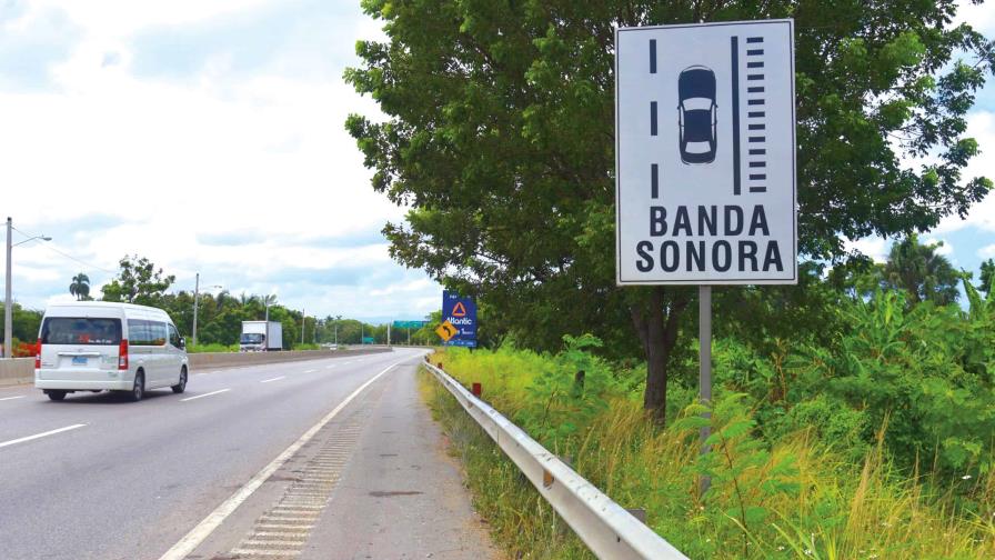 Bandas sonoras alertan a conductores para prevenir accidentes en Santiago