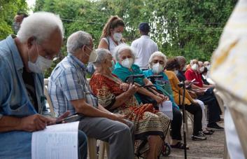 El 49 % de las personas mayores de 65 años depende de los ingresos de otros miembros del hogar