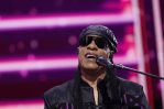 Stevie Wonder hace un llamamiento a la unidad en su primera canción en solitario en 4 años