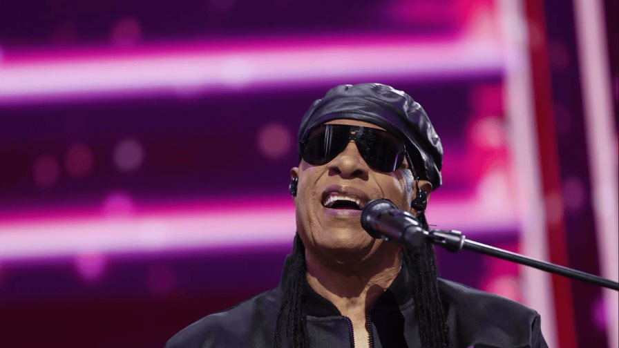 Stevie Wonder hace un llamamiento a la unidad en su primera canción en solitario en 4 años