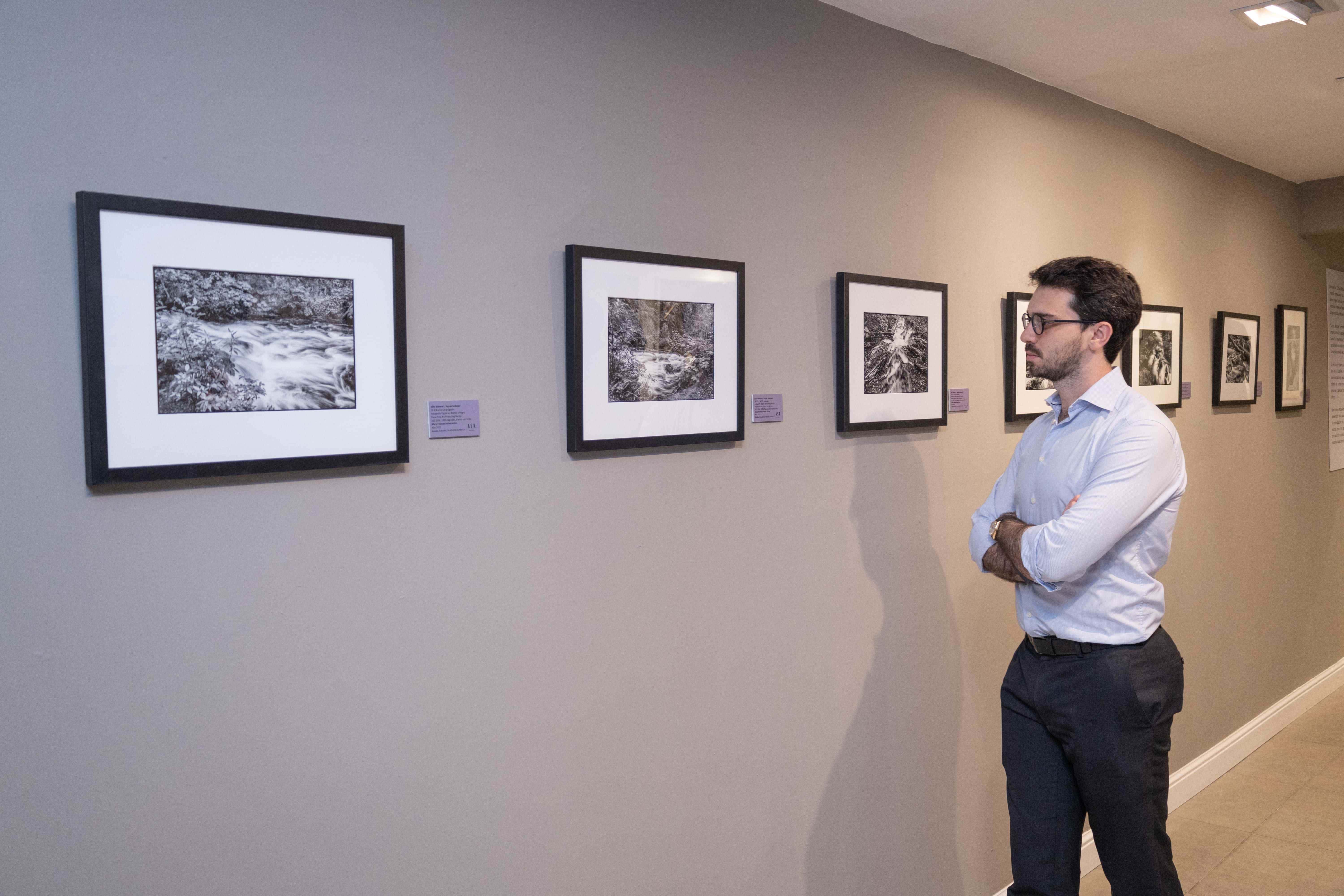 Andrés Brant mientras observa las obras.