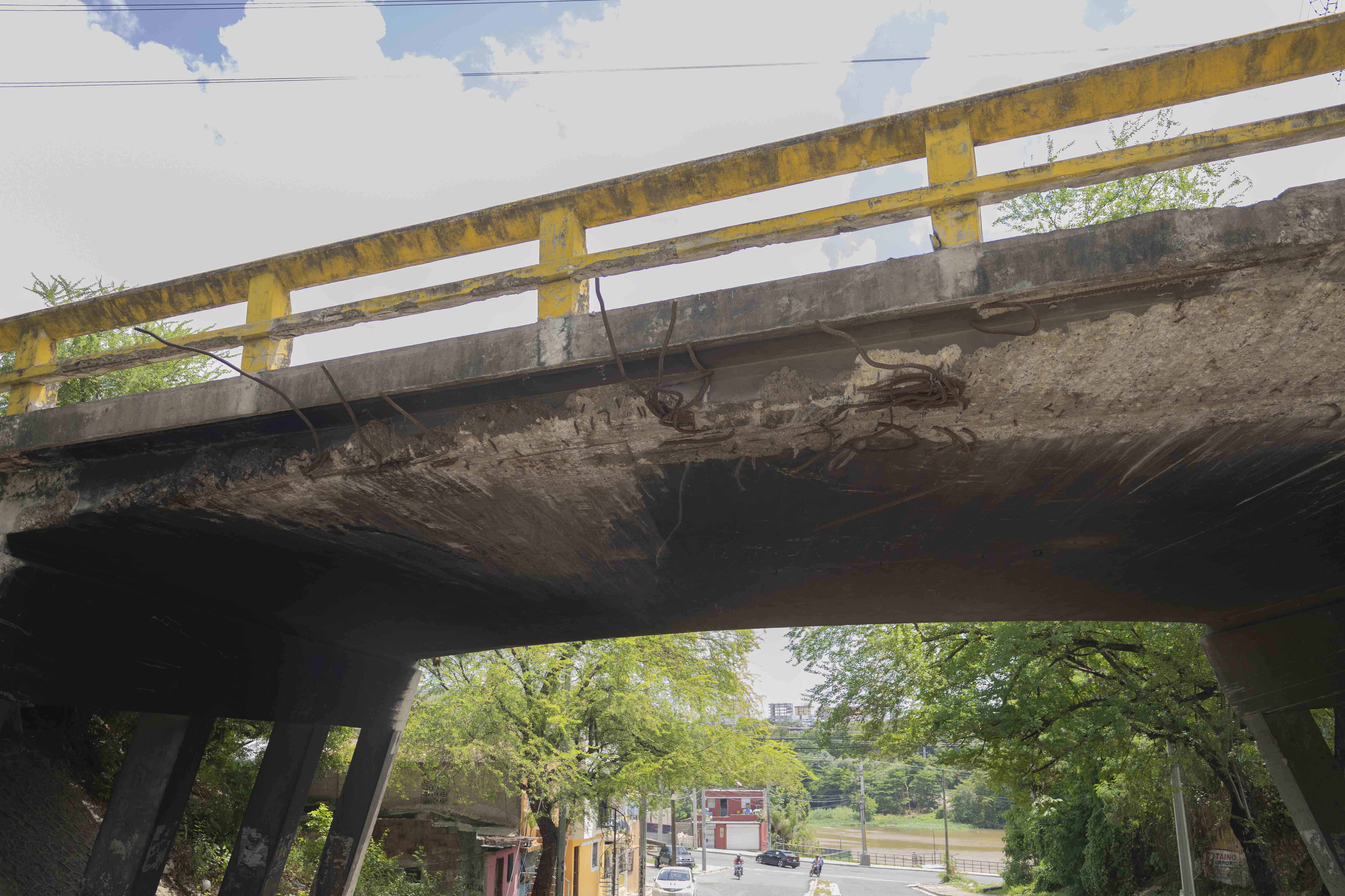 Camiones quedan atrapados debajo de los puentes. 